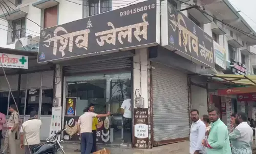 Raipur City Crime : कटर से ताला काटकर ज्वेलर्स दुकान में घुसे चोर, 10-15 किलो चांदी-सोने के जेवर लेकर फरार