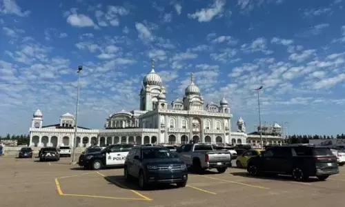 Canada: कनाडा के गुरुद्वारे में प्रार्थना के दौरान हंगामा, दो लोगों पर चाकू से हमला; आरोपी गिरफ्तार, पीएम कार्नी ने जताई संवेदना