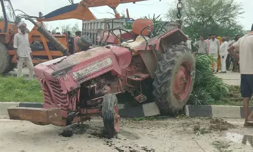 UP Accident : 42 मजदूरों से भरी ट्रैक्टर-ट्रॉली पलटी, किशोरी समेत 3 की मौत, 20 घायल UP Accident : 42 मजदूरों से भरी ट्रैक्टर-ट्रॉली पलटी, किशोरी समेत 3 की मौत, 20 घायल