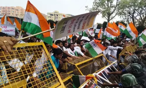 पटना में असिस्टेंट प्रोफेसर अभ्यर्थियों का लोकभवन मार्च, प्रदर्शनकारियों ने बैरिकेडिंग तोड़ी; पुलिस से झड़प पटना में असिस्टेंट प्रोफेसर अभ्यर्थियों का लोकभवन मार्च, प्रदर्शनकारियों ने बैरिकेडिंग तोड़ी; पुलिस से झड़प