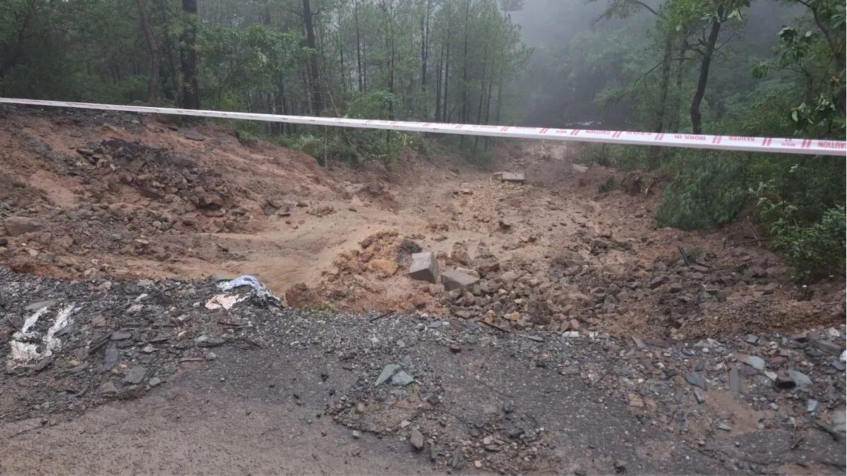 हिमाचल में बारिश-भूस्खलन से 149 सड़कें बंद, 60 ट्रांसफॉर्मर ठप, कई इलाकों में बाढ़ जैसे हालात