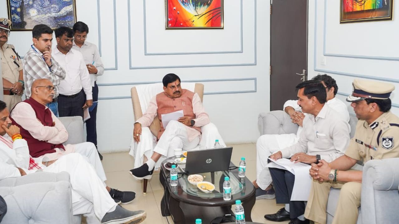MP News : बाढ़ के हालात पर CM डॉ. मोहन यादव की समीक्षा, अधिकारियों को दिए सख्त निर्देश