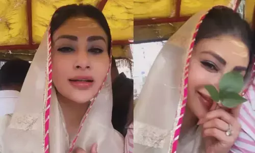 Mouni Roy : सावन में काशी पहुंचीं मौनी रॉय, बाबा विश्वनाथ के किए दर्शन; बोलीं- फ्लाइट छूटने का था डर