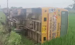 CG Accident : 18 बच्चों को लेकर जा रही स्कूल बस पलटी, ग्रामीणों ने रेस्क्यू कर बचाया