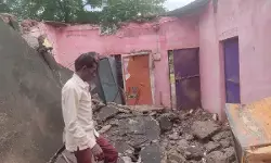 CG News : पंचायत भवन बना मलबे का ढेर, हादसे से कुछ सेकंड पहले बाहर निकले सरपंच-सचिव CG News : पंचायत भवन बना मलबे का ढेर, हादसे से कुछ सेकंड पहले बाहर निकले सरपंच-सचिव