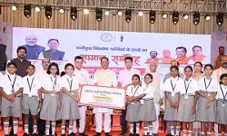Chhattisgarh: अटल उत्कृष्ट शिक्षा योजना : CM विष्णुदेव साय ने श्रमिकों के 200 मेधावी बच्चों को किया सम्मानित, 39.67 करोड़ रुपये खातों में ट्रांसफर