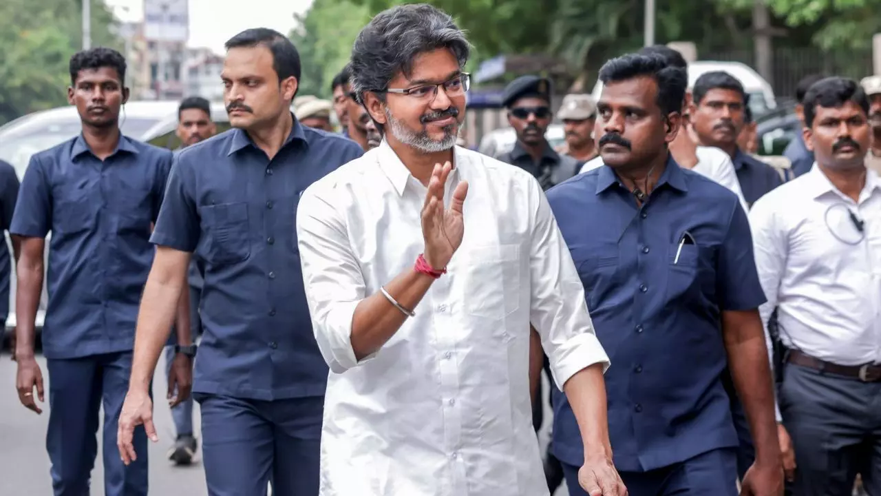 36710-cm-vijay-1 Tamil Nadu : सीएम विजय का बड़ा ऐलान, साल में 3 फ्री LPG सिलेंडर; महिलाओं और ट्रांसजेंडर्स के लिए बस यात्रा मुफ्त
