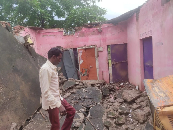 CG News : पंचायत भवन बना मलबे का ढेर, हादसे से कुछ सेकंड पहले बाहर निकले सरपंच-सचिव