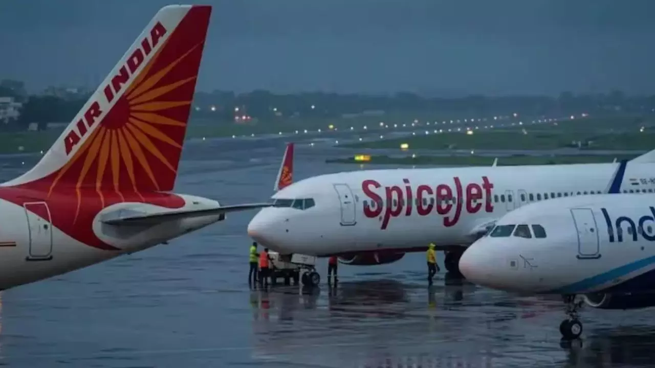 36762-flights-divert Delhi-NCR में भारी बारिश ने बढ़ाई मुश्किलें, 15 फ्लाइट डायवर्ट; रेड अलर्ट जारी