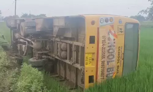 CG Accident : 18 बच्चों को लेकर जा रही स्कूल बस पलटी, ग्रामीणों ने रेस्क्यू कर बचाया
