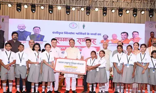 Chhattisgarh: अटल उत्कृष्ट शिक्षा योजना : CM विष्णुदेव साय ने श्रमिकों के 200 मेधावी बच्चों को किया सम्मानित, 39.67 करोड़ रुपये खातों में ट्रांसफर