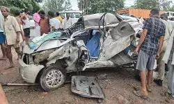 UP Accident : डंपर में फंसकर 50 मीटर तक घिसटी कार, एक परिवार के 4 की मौत