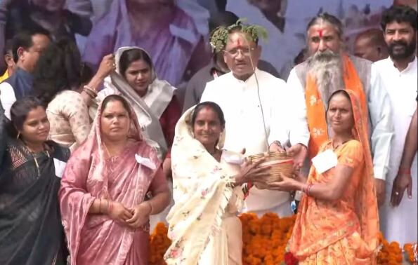 Mahtari Vandan Yojana: राखी से पहले विष्णु भइया ने पूरा किया अपना वादा, महतारी वंदन योजना की 31वीं किश्त जारी, देखें लाइव
