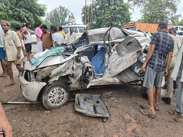 UP Accident : डंपर में फंसकर 50 मीटर तक घिसटी कार, एक परिवार के 4 की मौत