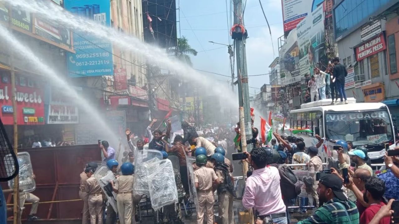 Patna Student Protest: पटना में छात्रों का प्रदर्शन, एकल परीक्षा और TRE-4 में निगेटिव मार्किंग हटाने की मांग, बैरिकेडिंग तोड़ने पर पुलिस ने किया वाटर कैनन-लाठीचार्ज