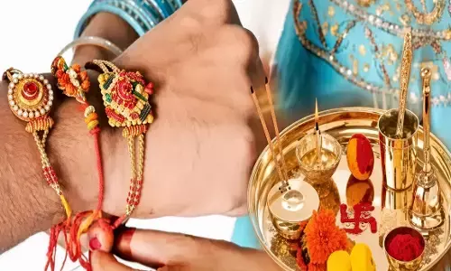 Raksha Bandhan 2026: ऐसे सजाएं राखी की थाली, जरूर रखें ये चीजें, भाई पर अक्षत डालते हुए पढ़ें ये मंत्र