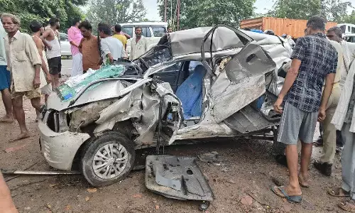 UP Accident : डंपर में फंसकर 50 मीटर तक घिसटी कार, एक परिवार के 4 की मौत