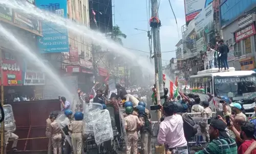 Patna Student Protest: पटना में छात्रों का प्रदर्शन, एकल परीक्षा और TRE-4 में निगेटिव मार्किंग हटाने की मांग, बैरिकेडिंग तोड़ने पर पुलिस ने किया वाटर कैनन-लाठीचार्ज
