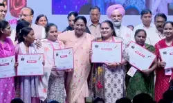 दिल्ली लक्ष्मी योजना: रक्षाबंधन से पहले महिलाओं को मिला तोहफा, मुख्यमंत्री रेखा ने सौंपा लाभार्थियों को पत्र