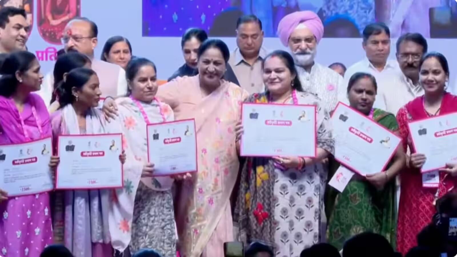 दिल्ली लक्ष्मी योजना: रक्षाबंधन से पहले महिलाओं को मिला तोहफा, मुख्यमंत्री रेखा ने सौंपा लाभार्थियों को पत्र