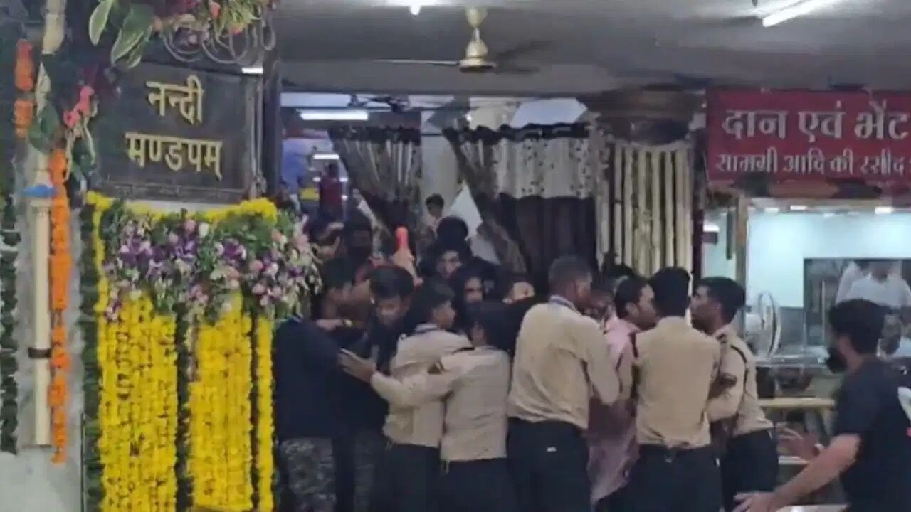 Ujjain: महाकाल मंदिर में कांवड़ियों का हंगामा: बैरिकेड तोड़ गर्भगृह में घुसने की कोशिश, 7 सुरक्षाकर्मी घायल