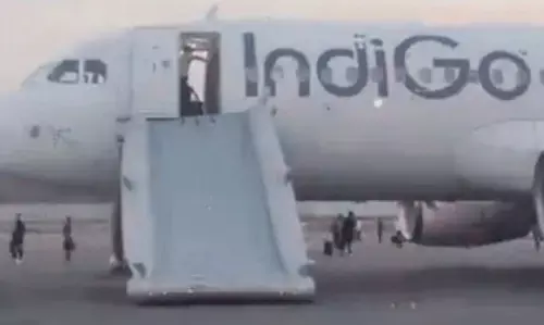 Indigo flight bomb threat: हवा में थी लखनऊ-बेंगलुरु इंडिगो फ्लाइट तभी मिली बम की धमकी, बेंगलुरु एयरपोर्ट पर करानी पड़ी इमरजेंसी लैंडिंग