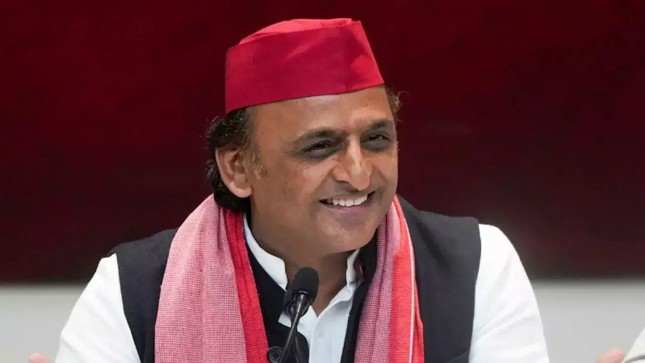 UP Election : महिलाओं को हर साल 40 हजार और छात्राओं को लैपटॉप, अखिलेश यादव ने चुनाव से पहले किए कई बड़े वादे