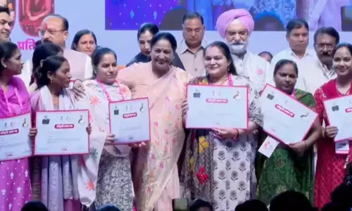 दिल्ली लक्ष्मी योजना: रक्षाबंधन से पहले महिलाओं को मिला तोहफा, मुख्यमंत्री रेखा ने सौंपा लाभार्थियों को पत्र