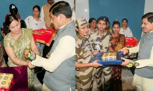 MP : लाड़ली बहनों और CISF महिला जवानों ने CM मोहन यादव को बांधी राखी, बोले- हर बहन की खुशहाली मेरा संकल्प MP : लाड़ली बहनों और CISF महिला जवानों ने CM मोहन यादव को बांधी राखी, बोले- हर बहन की खुशहाली मेरा संकल्प
