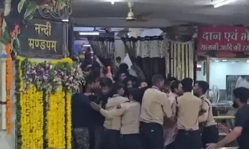 Ujjain: महाकाल मंदिर में कांवड़ियों का हंगामा: बैरिकेड तोड़ गर्भगृह में घुसने की कोशिश, 7 सुरक्षाकर्मी घायल