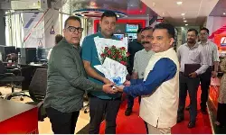 IAS रजत बंसल पहुंचे एशियन न्यूज के स्टूडियो, चेयरमैन सुबोध सिंघानिया ने किया स्वागत, खबरों की सराहना कर दी शुभकामनाएं