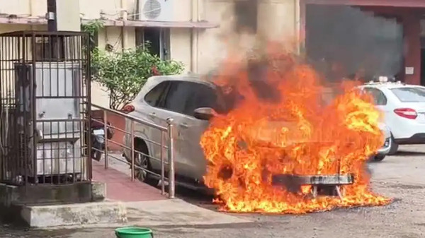 CG News : दफ्तर पहुंचते ही महापौर की कार में लगी भीषण आग, अलका बाघमार बाल-बाल बचीं