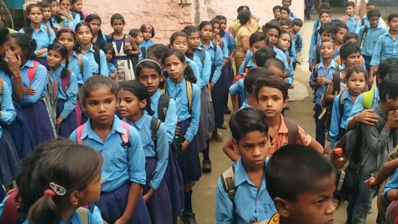 MP News : स्कूली बच्चों के लिए यूनिफॉर्म व्यवस्था में बड़ा बदलाव, अब बैंक खाते में आएंगे ड्रेस के पैसे
