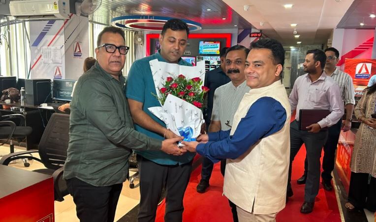 IAS रजत बंसल पहुंचे एशियन न्यूज के स्टूडियो, चेयरमैन सुबोध सिंघानिया ने किया स्वागत, खबरों की सराहना कर दी शुभकामनाएं
