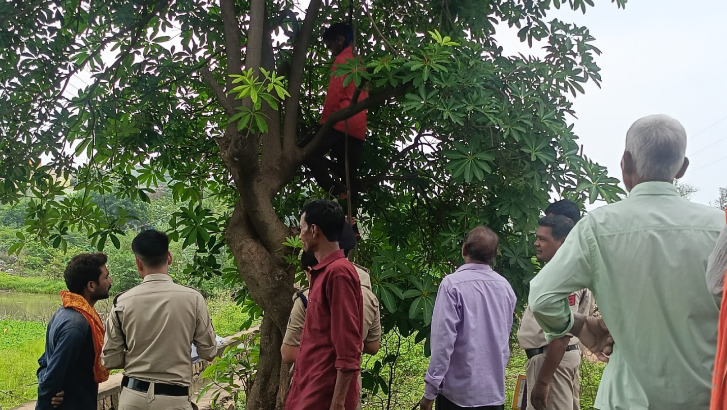 CG News : स्कूल के सामने पेड़ पर फंदे से लटका मिला युवक का शव, इलाके में फैली सनसनी