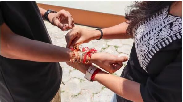 Raksha Bandhan 2026 Auspicious time for tying Rakhi :  सुबह 9:48 बजे के बाद भी बांध सकेंगी राखी? भद्रा और पंचक को लेकर ज्योतिषियों ने बताई सही बात