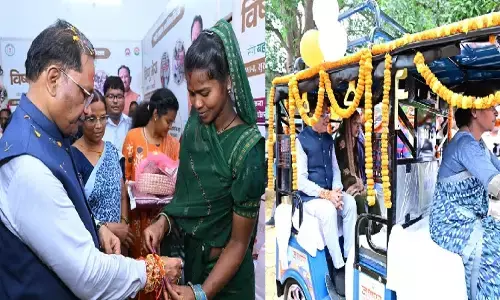 CG News : रक्षाबंधन पर CM विष्णु देव साय को बहनों ने बांधी राखी, महिलाओं को मिले ई-रिक्शा; विकास कार्यों की दी सौगात