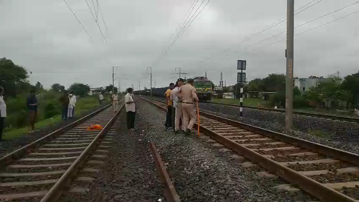 MP News : बेटे की ट्रेन से कटकर मौत, कुछ देर बाद माता-पिता ने भी ट्रेन के सामने कूदकर दी जान, रक्षाबंधन पर छाया मातम