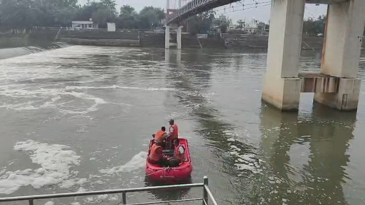 Raipur City News : महादेव घाट में अस्थि विसर्जन के दौरान युवक डूबा, SDRF की टीम ने संभाला मोर्चा