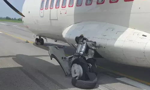 CG News : एयरपोर्ट पर लैंडिंग के वक्त Alliance Air फ्लाइट का टायर फटा, 60 यात्रियों की बची जान