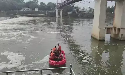 Raipur City News : महादेव घाट में अस्थि विसर्जन के दौरान युवक डूबा, SDRF की टीम ने संभाला मोर्चा