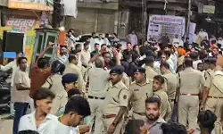 Bilaspur Stone Pelting: बिलासपुर में आधी रात दो पक्षों में हिंसक झड़प, सोशल मीडिया पर विवादित कमेंट पर भड़का विवाद, TI समेत कई पुलिसकर्मी घायल Bilaspur Stone Pelting: बिलासपुर में आधी रात दो पक्षों में हिंसक झड़प, सोशल मीडिया पर विवादित कमेंट पर भड़का विवाद, TI समेत कई पुलिसकर्मी घायल