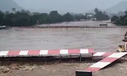 MP-UP बॉर्डर पर भारी बारिश से बाढ़ जैसे हालात: चित्रकूट में मंदाकिनी 30 फीट उफनी, रामघाट का पुल बहा; सतना में रेलवे ट्रैक डूबे