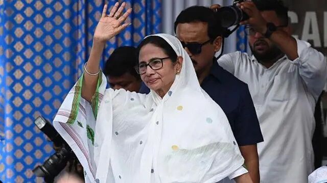 पूर्व सीएम ममता बनर्जी पर हाईकोर्ट के आदेश के उल्लंघन का आरोप, कोलकाता में हो गई FIR
