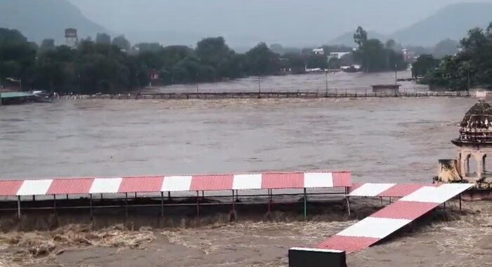 MP-UP बॉर्डर पर भारी बारिश से बाढ़ जैसे हालात: चित्रकूट में मंदाकिनी 30 फीट उफनी, रामघाट का पुल बहा; सतना में रेलवे ट्रैक डूबे