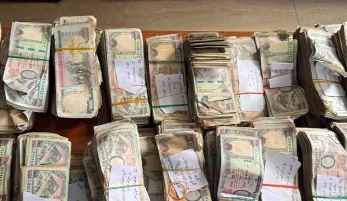 Nepal: नेपाल में बाढ़ के बीच बहकर आया बैंक लॉकर, 29 लोग कैश निकालते पकड़े गए; 92.68 लाख रुपए बरामद