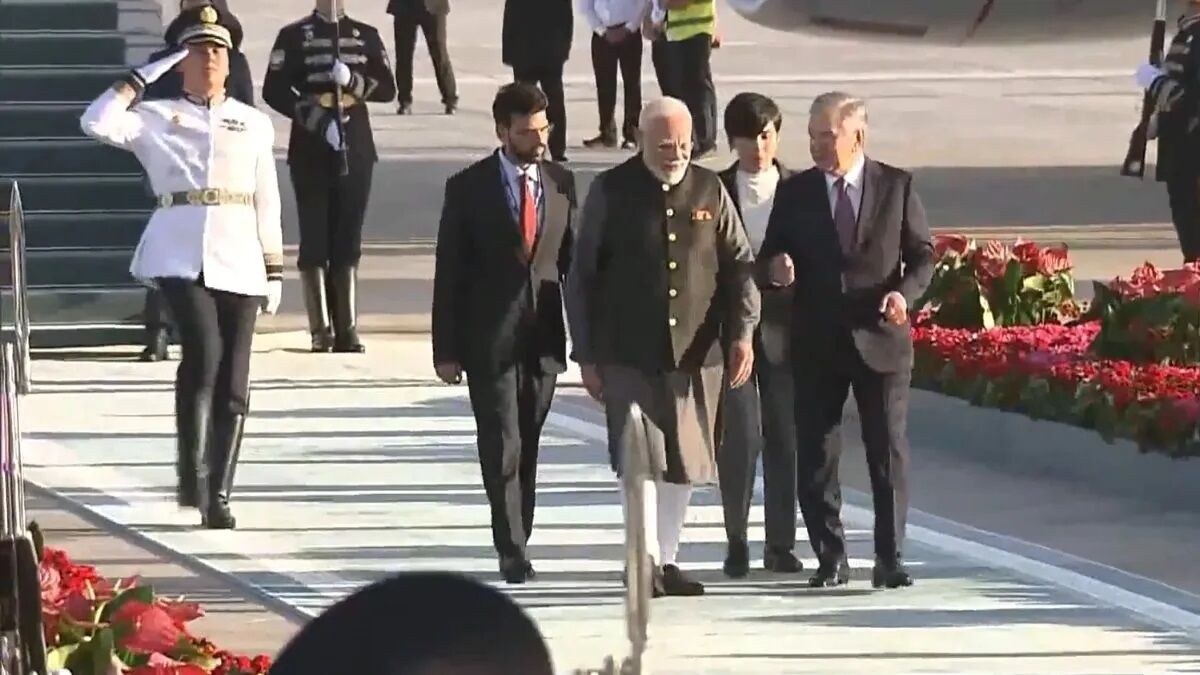 ताशकंद पहुंचे PM मोदी: राष्ट्रपति मिर्जियोयेव ने किया गर्मजोशी से स्वागत, व्यापार-रक्षा समेत कई मुद्दों पर होगी बात