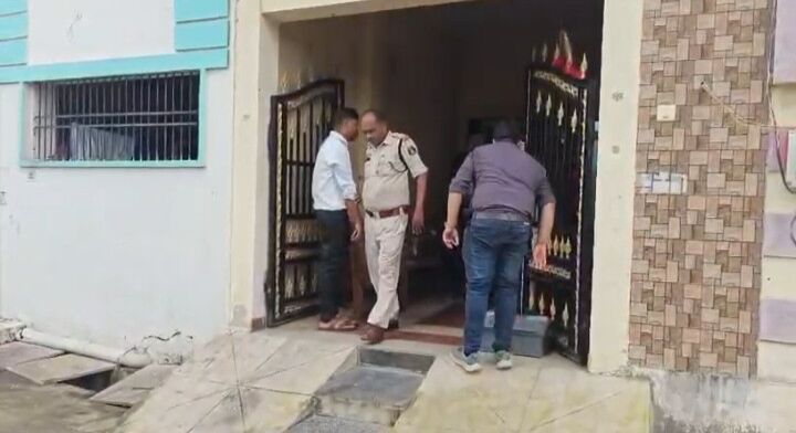 Raipur City Crime : पुलिसकर्मी के घर चोरों का धावा, रात गश्त पर गया था आरक्षक, ताला तोड़कर नकदी-जेवर ले उड़े