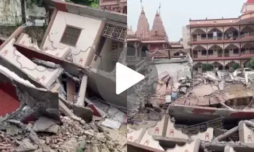 Prayagraj Temple Collapse: भारी बारिश के बीच स्वामीनारायण मंदिर का तीन मंजिला हिस्सा भरभराकर गिरा, बाल-बाल बचे लोग