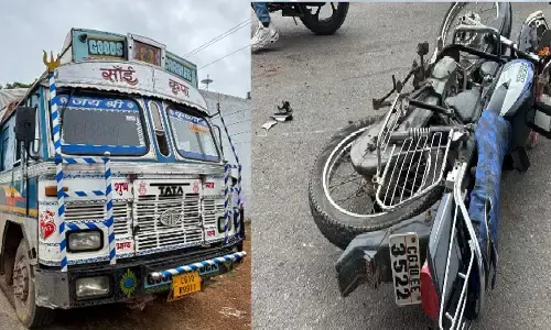 CG Accident : तेज रफ्तार ट्रक की चपेट में आने से बाइक सवार तीन युवक की मौत, चालक फरार